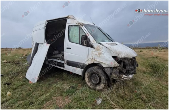 Արագածոտնում «Mercedes Sprinter»-ը բախվել է հողաթմբերին. կա տուժած